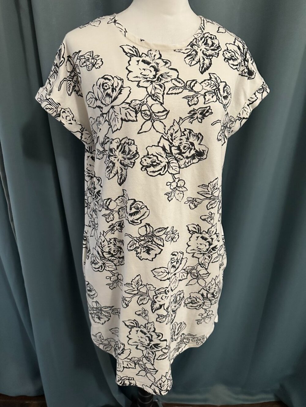 Fred David Floral Tunic Top Women’s Medium Black White Short Sleeve Casual